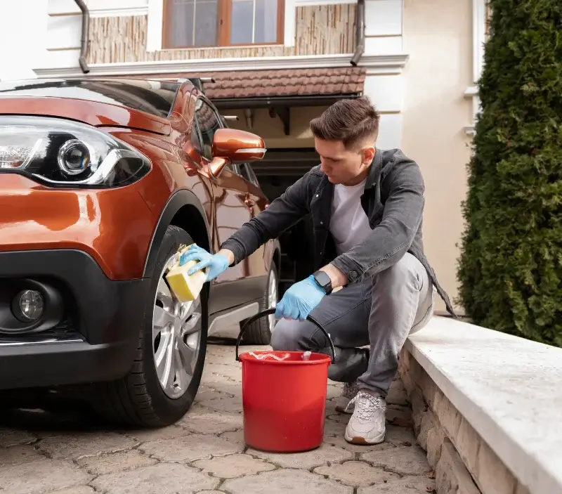 Lavage auto à domicile La Crau : professionnel intervenant sur un véhicule